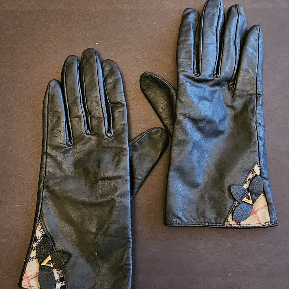 Authentic Valentino Black leather gloves. Mint Condition. - Picture 6 of 6
